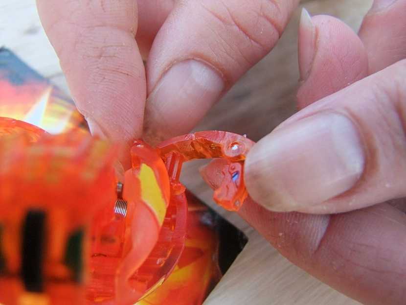Vteřinové lepidlo Super Ceys – lepení plastové hračky draka