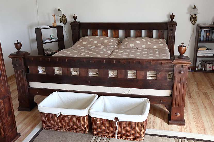 Krásný starý nábytek vyrobíte i z obyčejné nové postele (Zdroj: Archiv FTV Prima, se svolením FTV Prima)