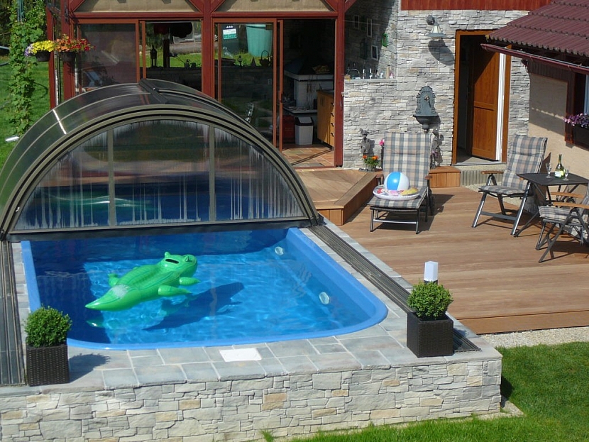 I polozapuštěný bazén může vypadat luxusně