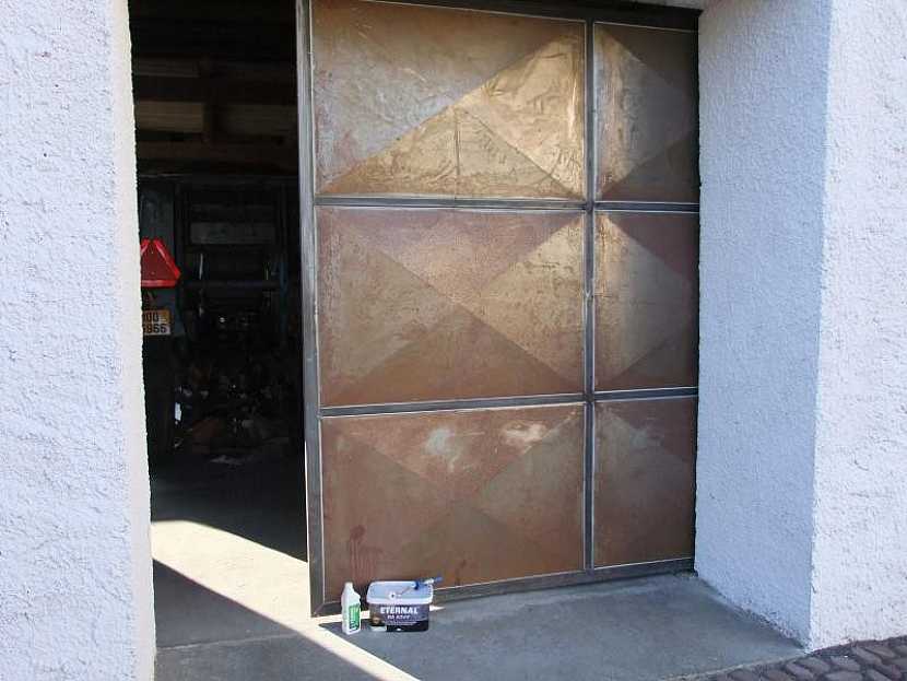 Renovace a nátěr starých garážových vrat – návod