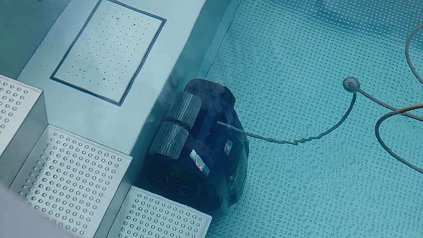 Vodní vysavač je zdatný pomocník na vyčištění dna a stěn bazénu