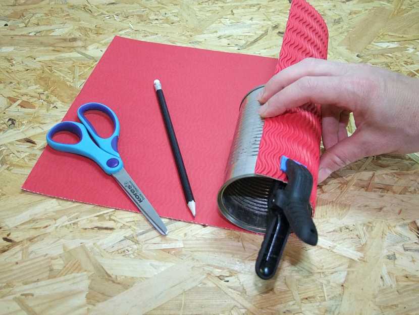 Jak vyrobit stojánek na tužky z plechovky