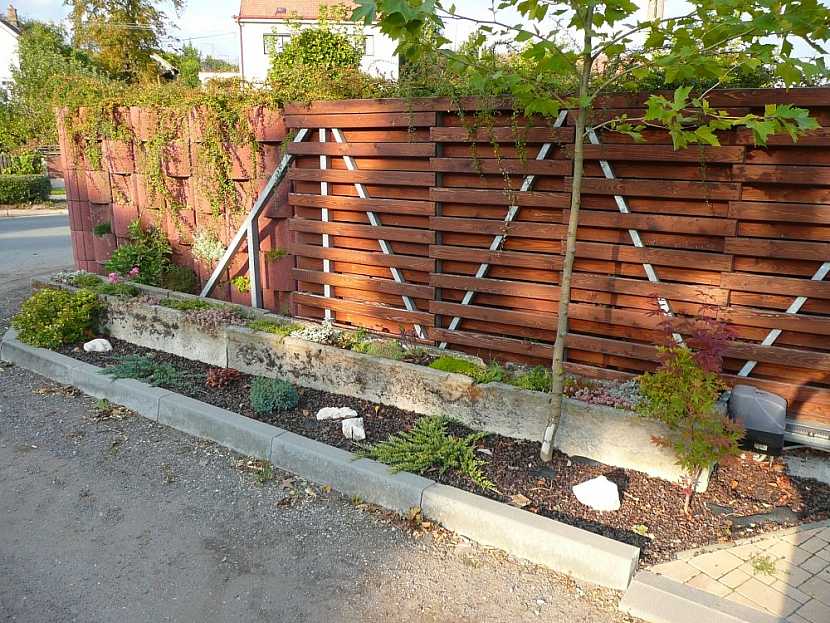Lamelová plotová pole využijte jak k oplocení pozemku, tak i jako zástěny (Zdroj: Pavel Zeman)