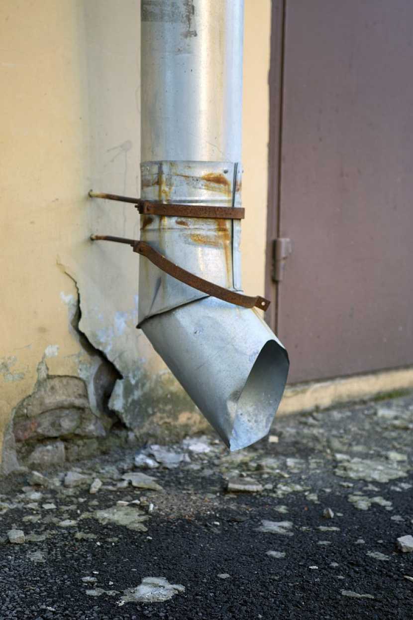 Prasklé okapové potrubí může časem také vážně poškodit zeď domu
