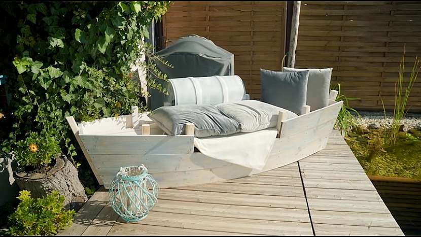 Malebný kout s jezírkem podtrhne stylové sofa ve tvaru loďky (Zdroj: Prima DOMA)