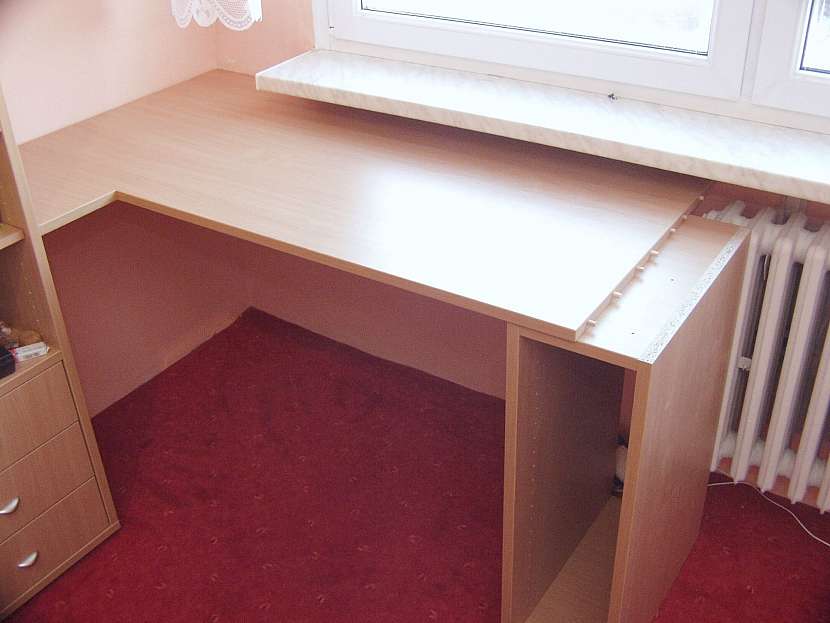 Stolová deska pracovního stolu je složena ze dvou částí