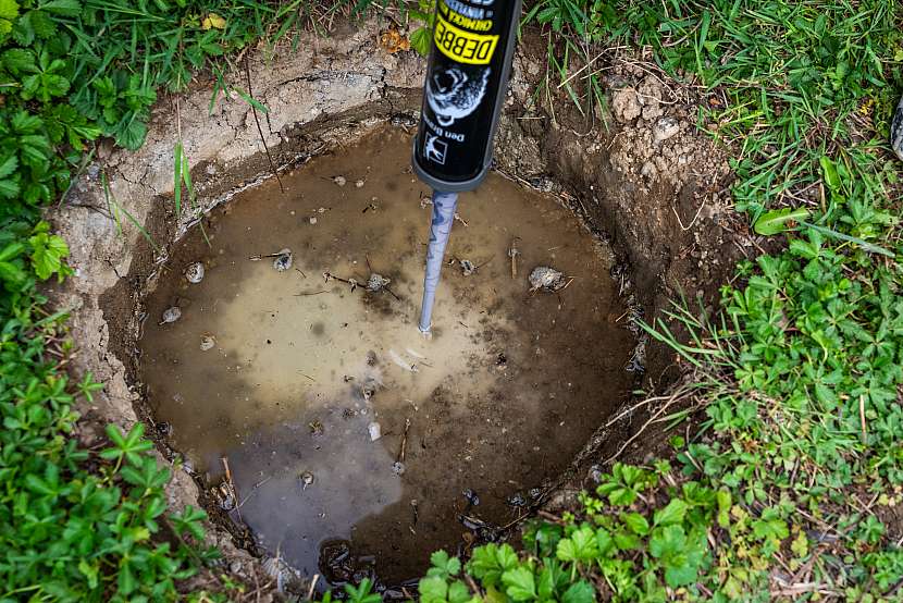 Vyvrtané otvory naplňte chemickou kotvou