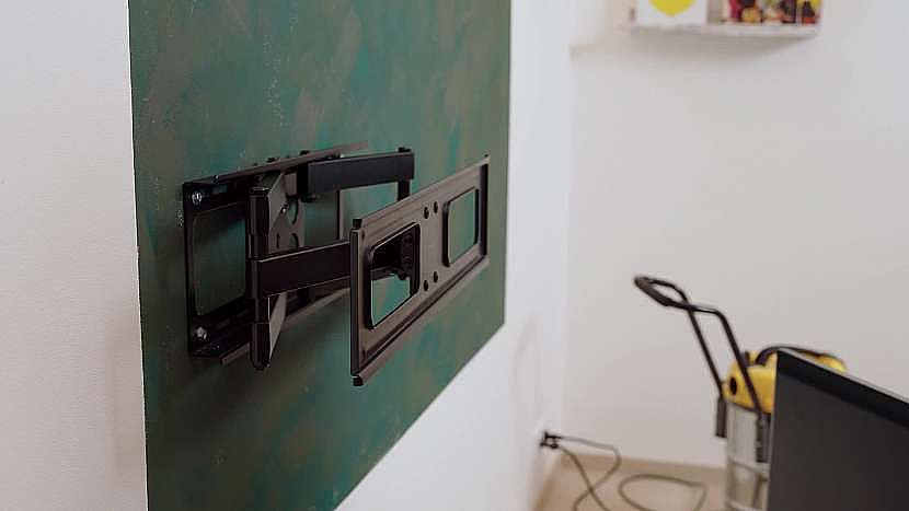 Upevnění televize na stěnu je možné pomocí správného držáku