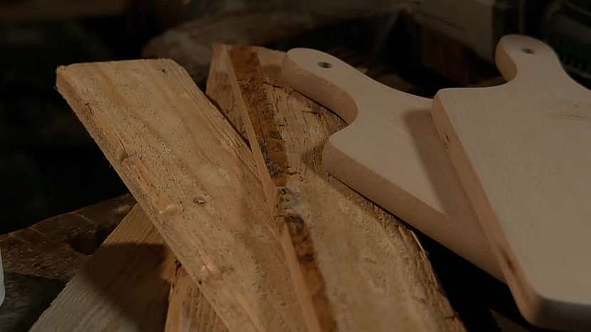 Výroba dřevěné poličky vyžaduje jen několik prken