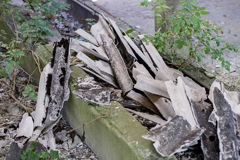 Eternitové zbytky s azbestem nikdy nesmí volně ležet v okolí