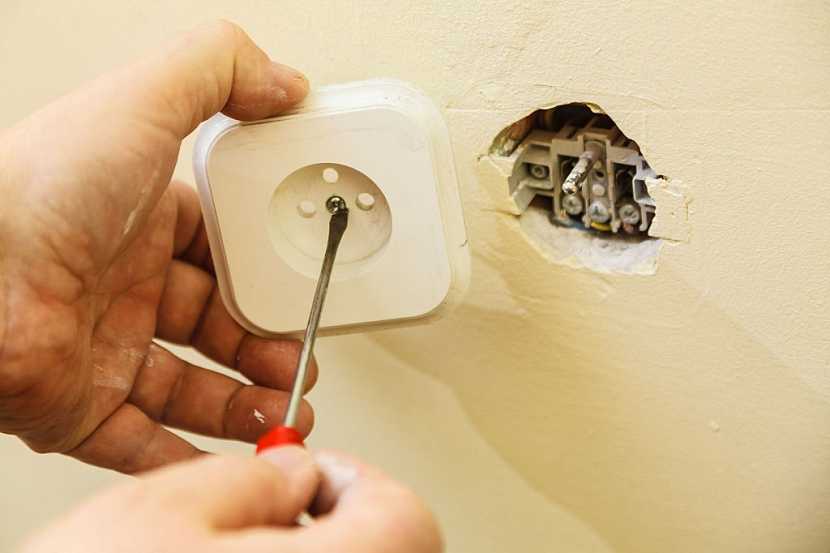 Vypínače a zásuvky můžete před malováním přelepit nebo odstranit