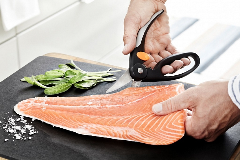 Nůžky na ryby Fiskars jsou vybavené zoubky pro snadné škrábání šupin a ergonomickými držadly, které zaručují maximální jistotu úchopu. Jsou vhodné na kuchání i porcování.