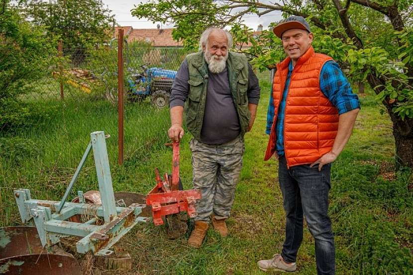 Pan František Kopřiva a jeho originální zahradní pomocníci