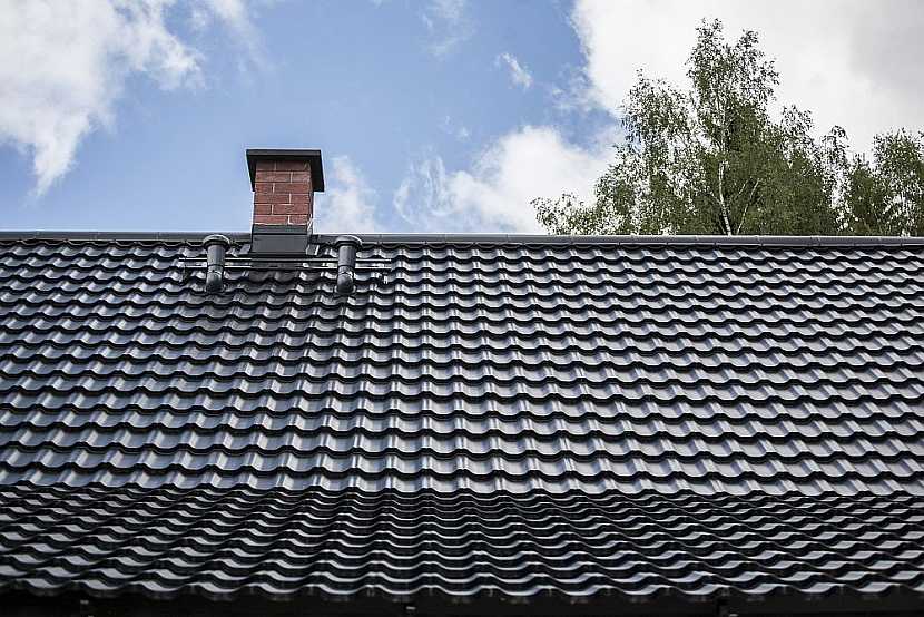 Plechová střecha Ruukki Finnera imitující klasickou taškovou krytinu