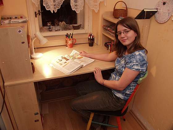 otevřít: Výroba studentského stolu do malého prostoru pod oknem
