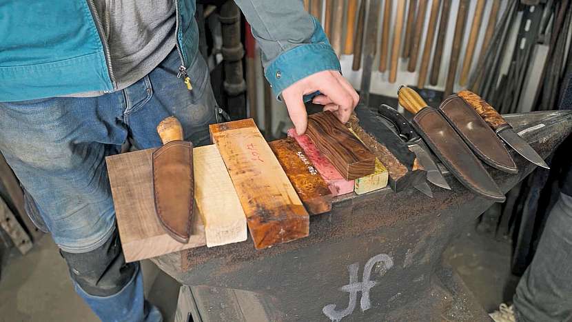 Často žádaný materiál na rukojeti nožů je barevné stabilizované dřevo