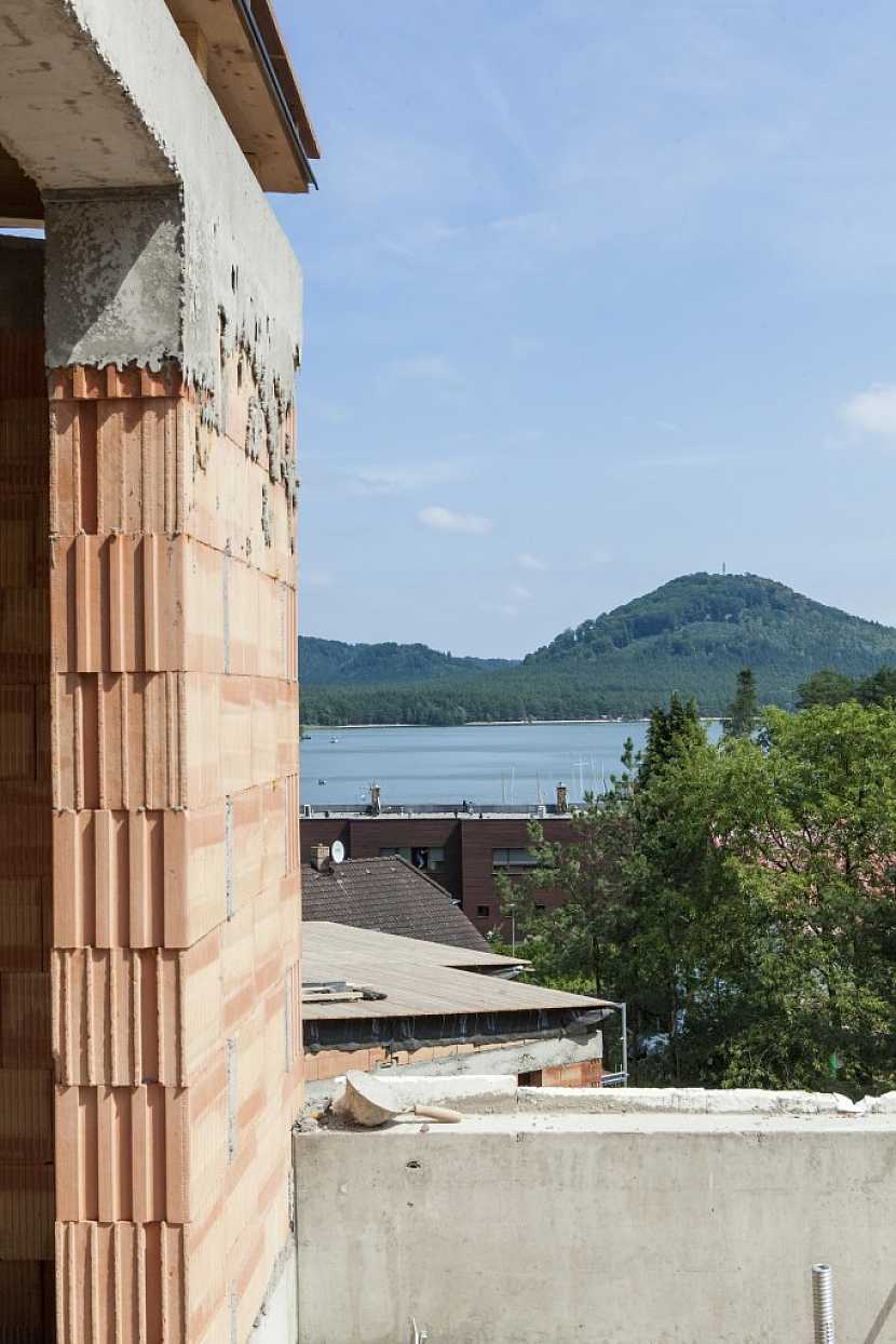Stavbou roku se stala rezidence Lakepark u Máchova jezera