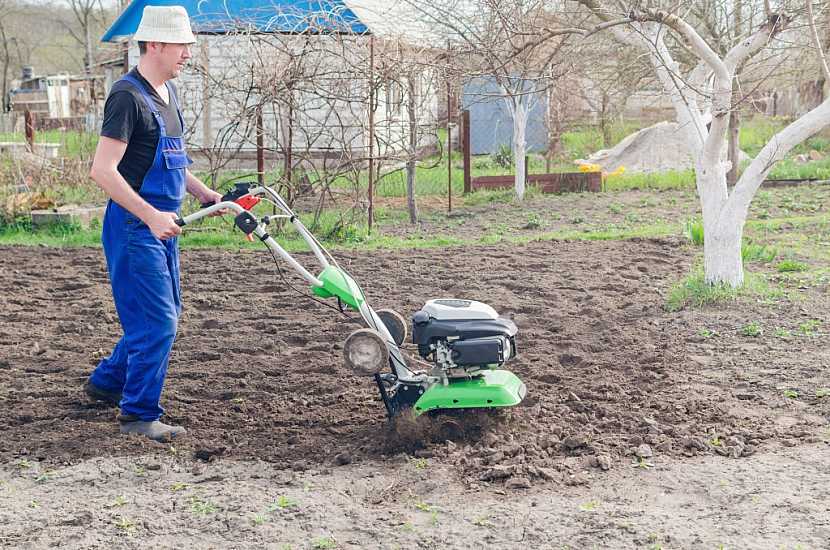 Zpracování půdy na jaře pomocí nožového kypřiče