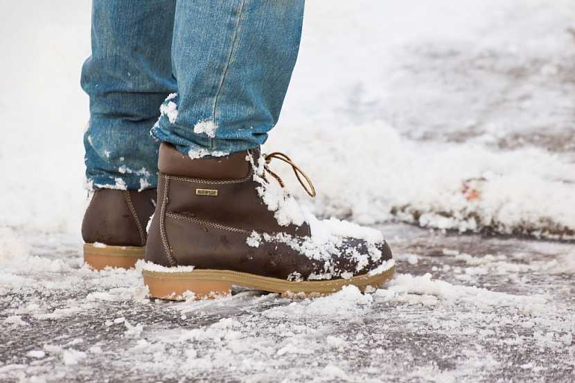 Zimní pracovní obuv je vyrobena z kvalitních materiálů, což znamená dokonalou ochranu