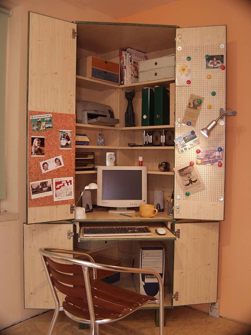 Počítač ve skříni jako útulný malý pracovní koutek (Zdroj: P. Zeman)