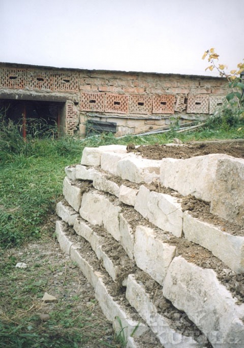 Stavba kamenné zídky nasucho