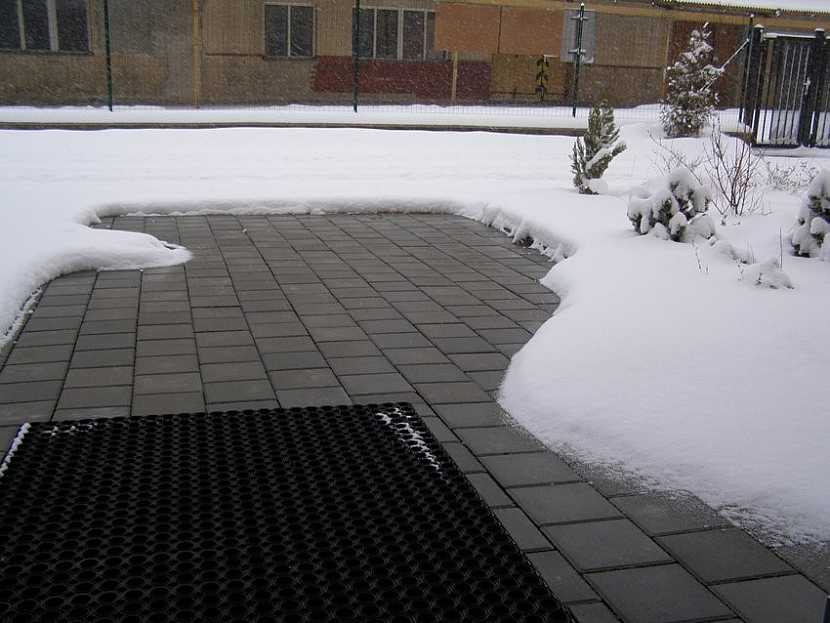 Bezpečný vstup nebo chodník zajistí v zimě před ledem a sněhem elektrické topné prvky