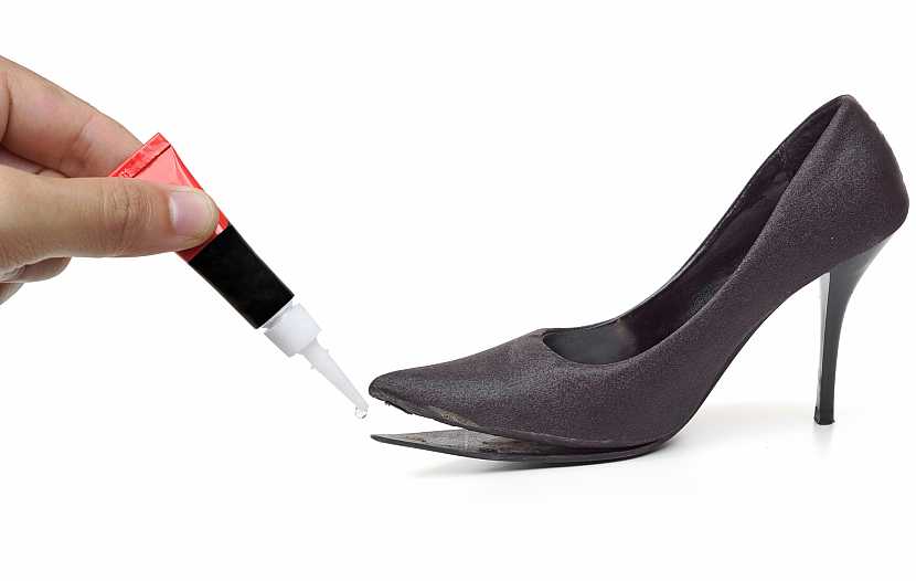 Rozlepenou obuv nemusíte hned vyhazovat, opravte si jí (Zdroj: Depositphotos)