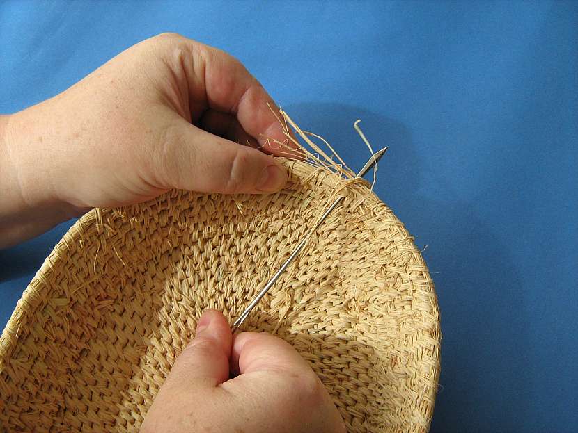 Pletení ukončíme tak, že konec vlákna zašijeme do ztracena