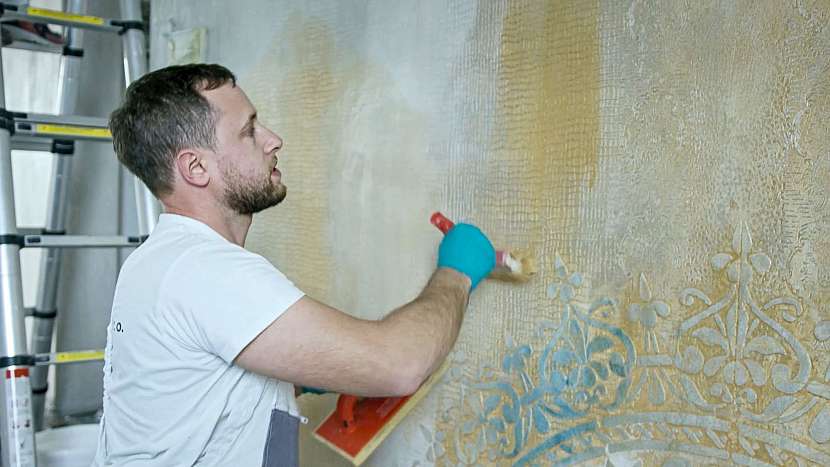 Šikovný malíř dokáže na stěně vytvořit dekor, který imituje kůži