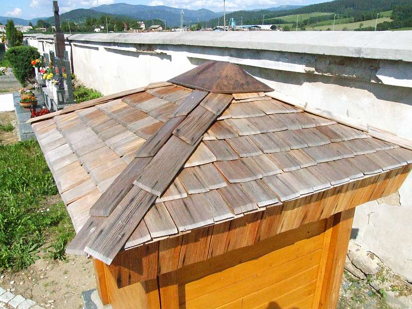 Dřevěná střecha zraje, čímž mění svoji barevnost