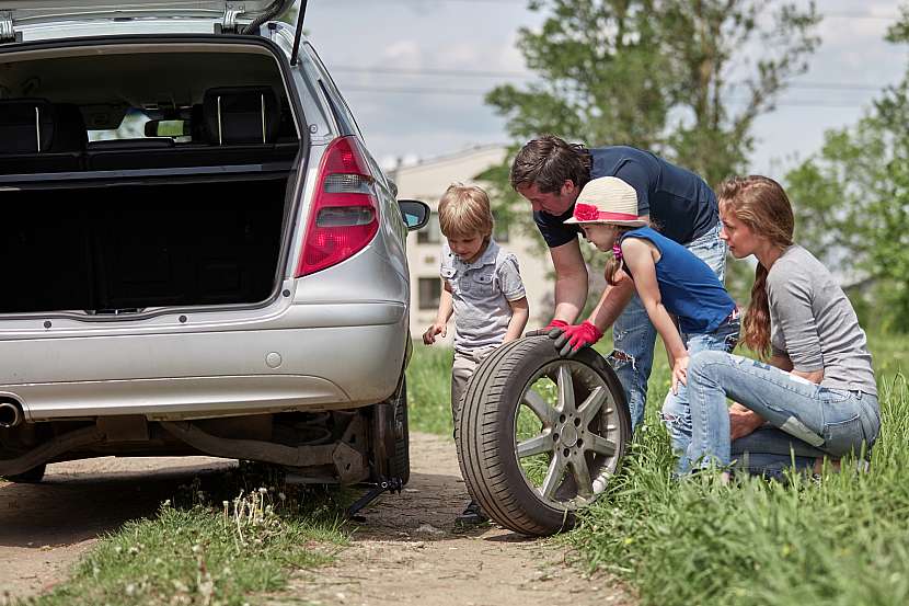 Výměna kola u auta nemusí být problém (Zdroj: Depositphotos (https://cz.depositphotos.com))