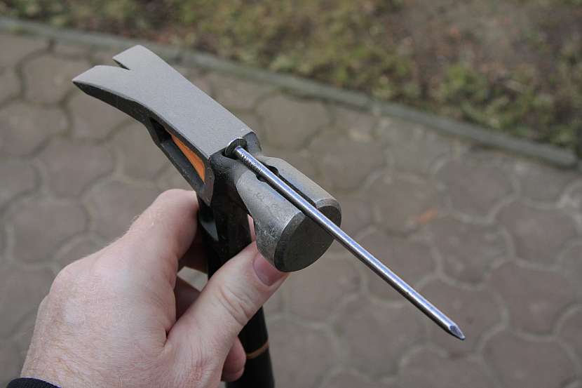 Při zatloukání hřebíků můžete využít i speciální tesařské kladivo, které pomocí magnetu hřebík samo podrží