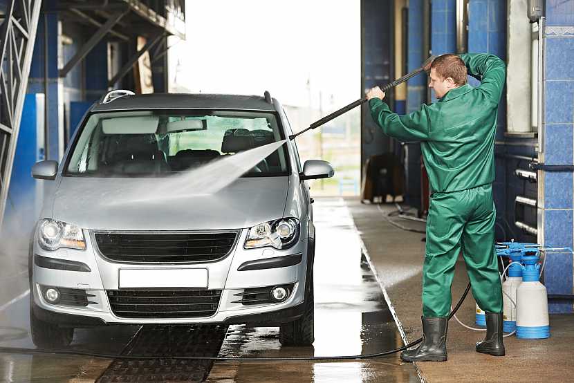 Pořádná očista automobilu po zimě začíná důkladným umytím (Zdroj: Depositphotos)