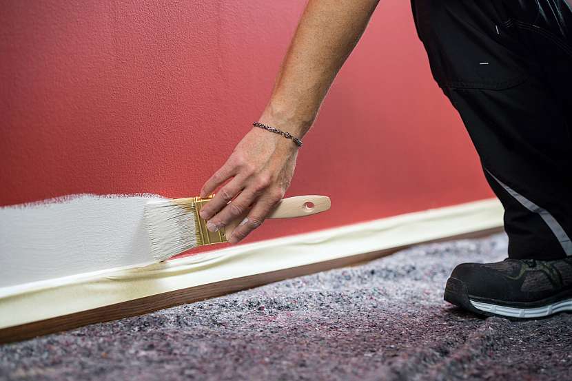 Barvu můžete na stěny nanášet až po úplném zaschnutí penetrace. Místa kolem podlahových lišt, zásuvek a rohy stěn natírejte štětcem