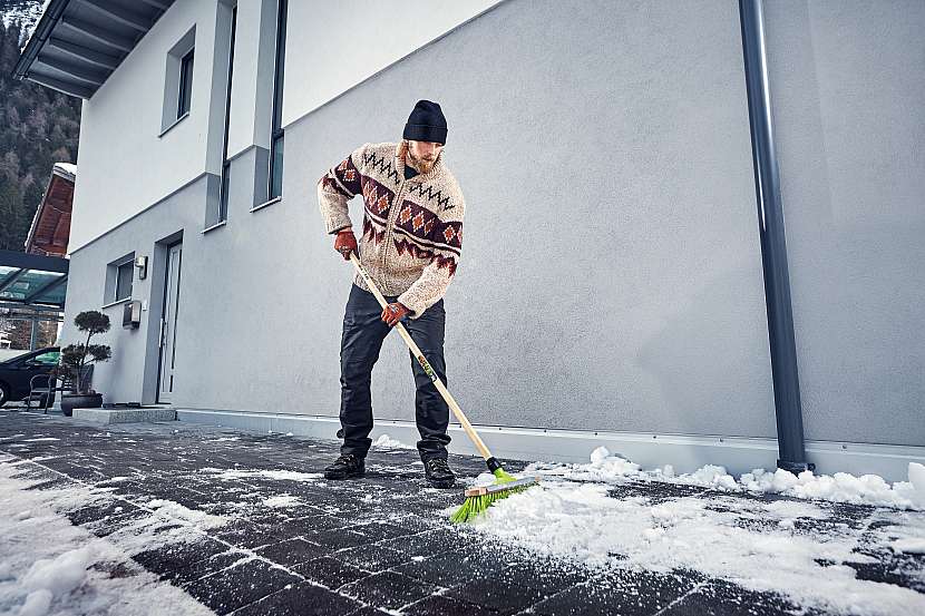 Pokud potřebujete odklidit sníh z menších ploch, můžete využít jak klasickou lopatu, tak i lopatu skládací