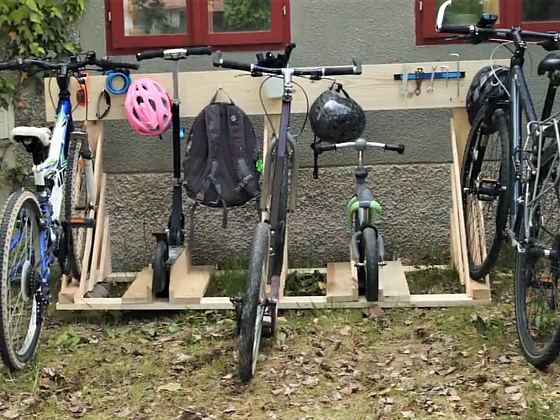 otevřít: Vyrobte si pěkný a praktický stojan na jízdní kola a koloběžky