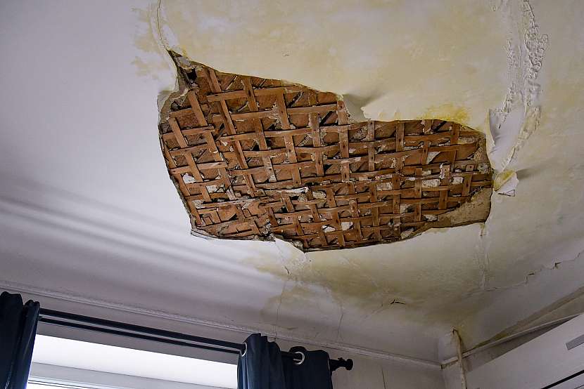 Spadlá omítka stropu z důvodu vytopení (Zdroj: Depositphotos (https://cz.depositphotos.com))