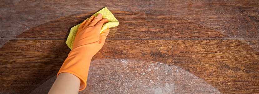Skvrny z dřevěné podlahy je třeba čistit jemně, ale efektivně