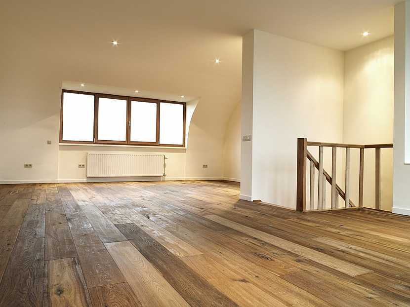 Stav dřevěné podlahy před renovací by měl posoudit zkušený podlahář