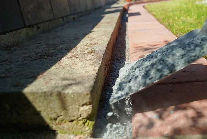 Mezeru mezi betonem a chodníkem vysypeme štěrkem