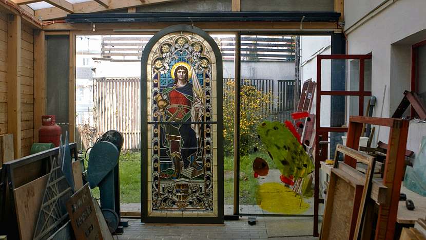 Výplň vitráže se skládá z několika různobarevných skel (Zdroj: Prima DOMA MEDIA, s.r.o.)