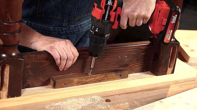 Pro připevnění vrchní dřevěné desky použijeme původní předvrtané díry