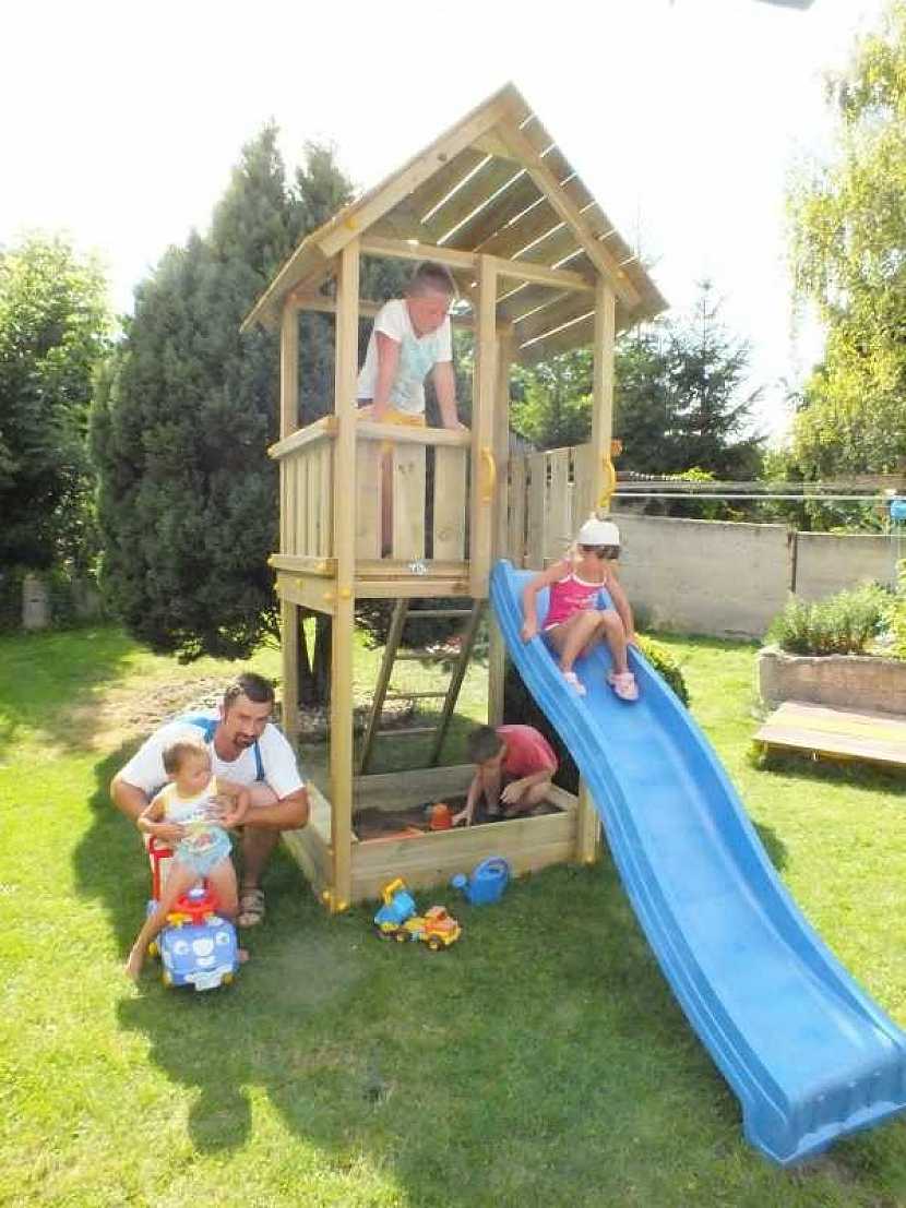 Herní věž se skluzavkou je důležitým prvkem každého dětského hřiště (Zdroj: Pavel Zeman)
