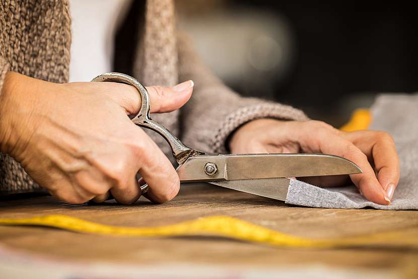 Staré nůžky nabrousíte snadno i pomocí kousku alobalu (Zdroj: Depositphotos (https://cz.depositphotos.com))