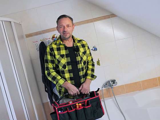 otevřít: Minutový manžel Pepa Libický vás naučí, jak zprovoznit nefungující sprchu