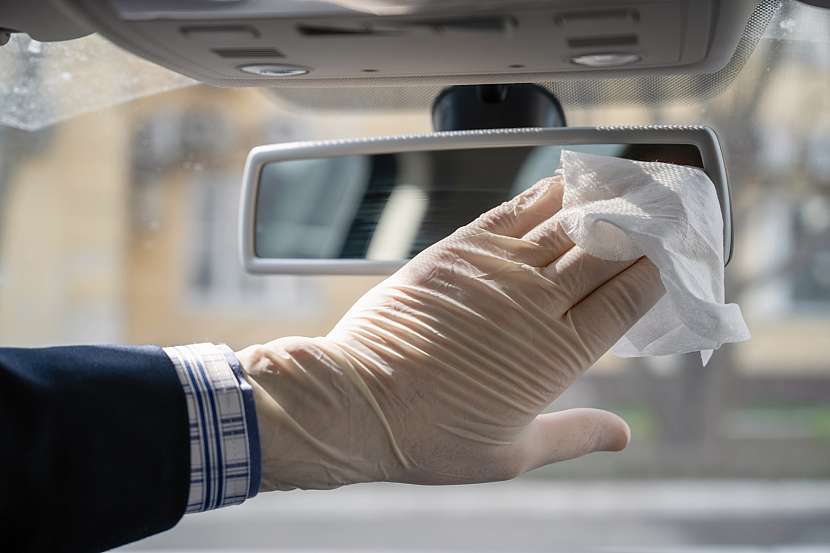 čištění zpětného zrcátka auta