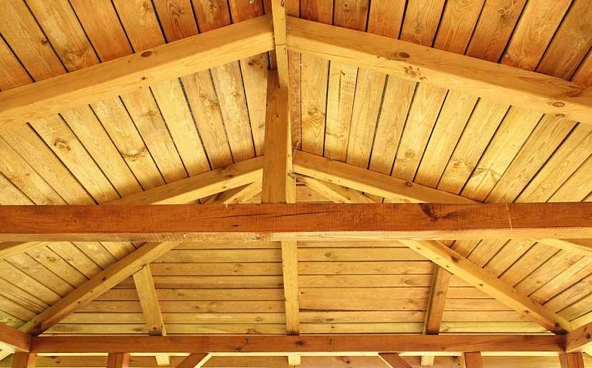 Těsnost střechy a nízká vlhkost je základem dlouhé životnosti dřeva