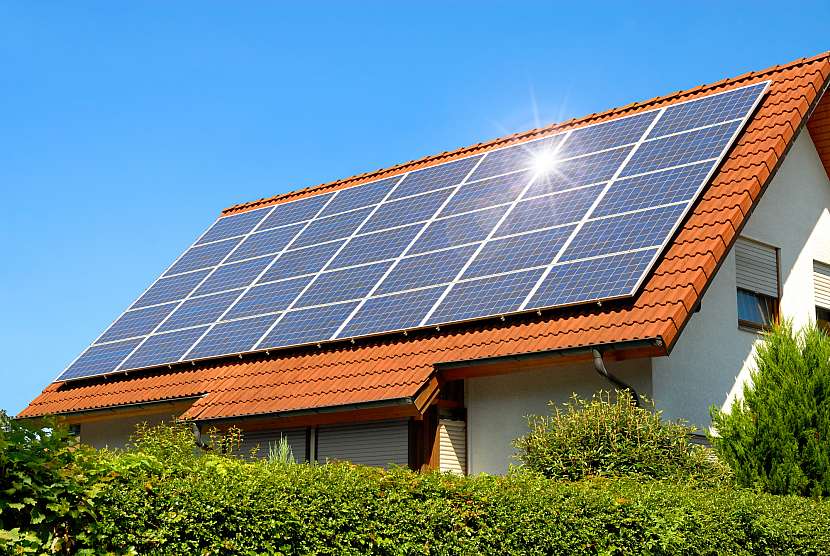 Špína na fotovoltaice snižuje jejich výkonnost, tedy míru výroby energie