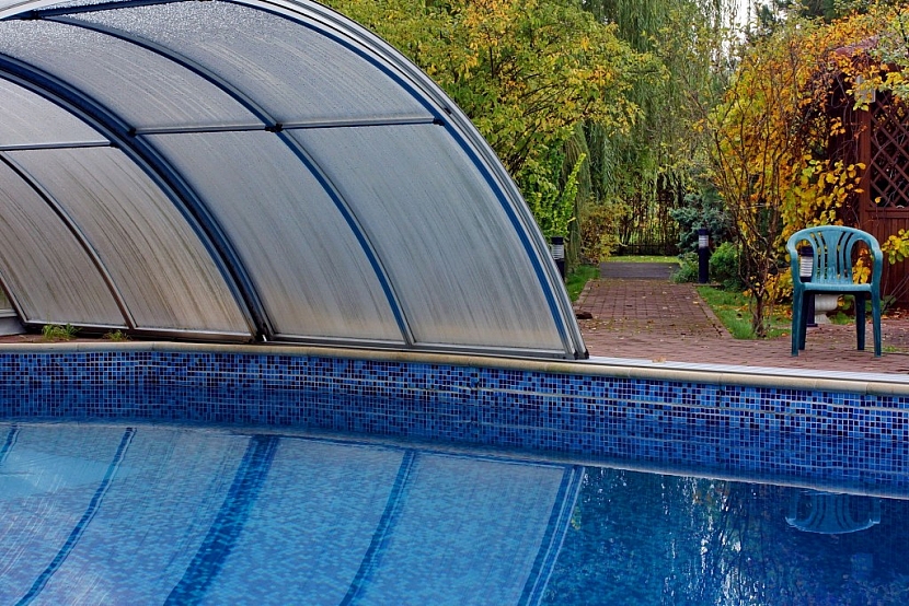 Bazénové zastřešení umožní užívat bazén i na podzim