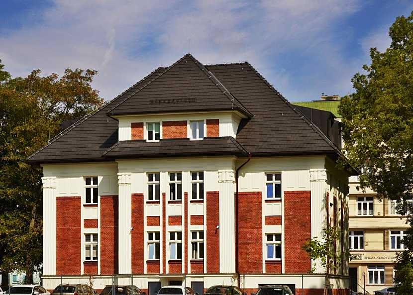 Trendy českých střech: Tmavé střechy ve městech nahrazují tradiční červené